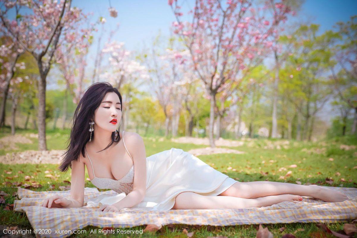 秀人网性感女神沈梦瑶室外草地外景吊裙系列大尺度写真-4