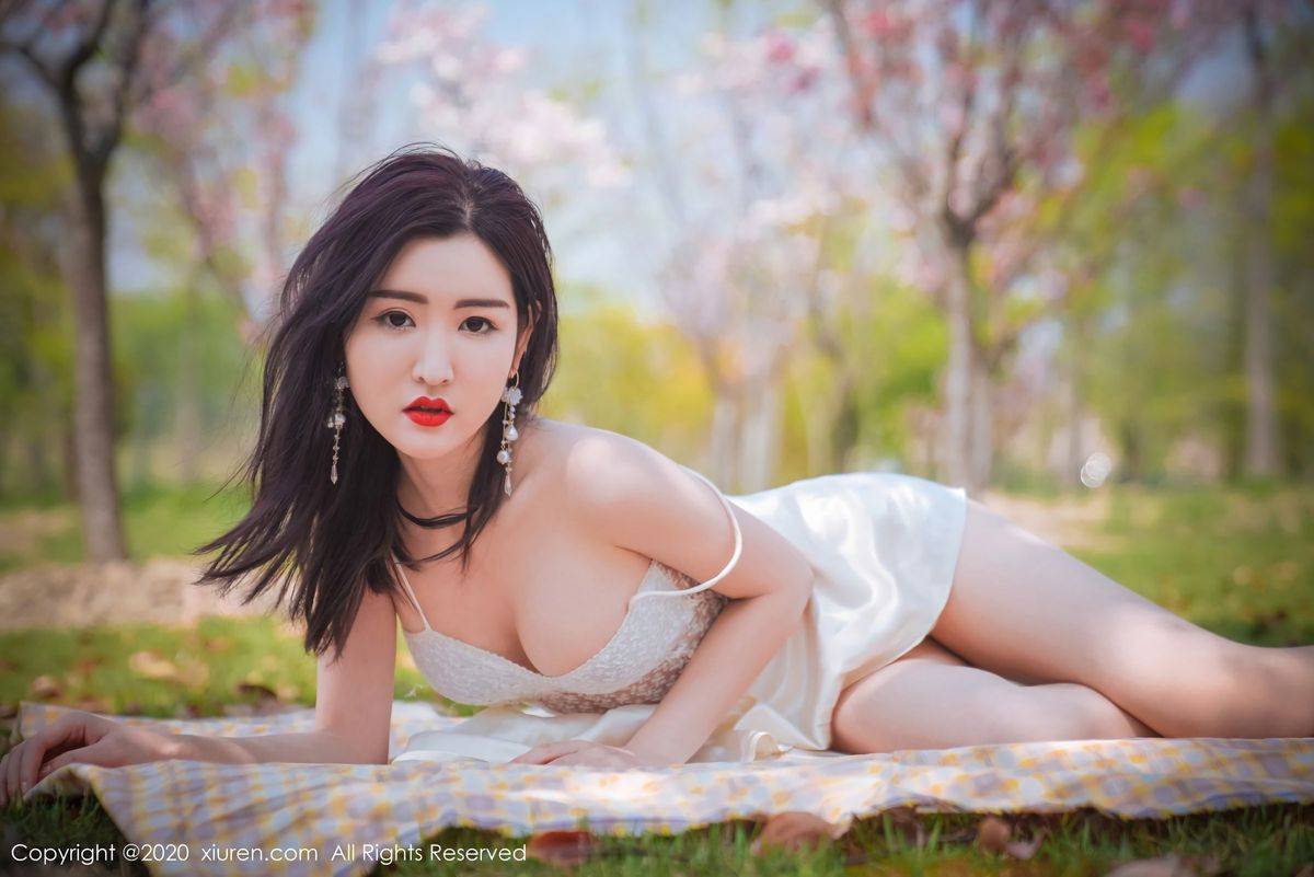 秀人网性感女神沈梦瑶室外草地外景吊裙系列大尺度写真-5