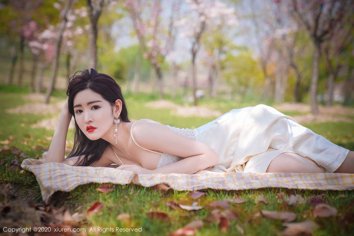 秀人网性感女神沈梦瑶室外草地外景吊裙系列大尺度写真-12