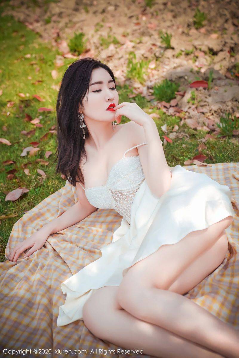 秀人网性感女神沈梦瑶室外草地外景吊裙系列大尺度写真-18