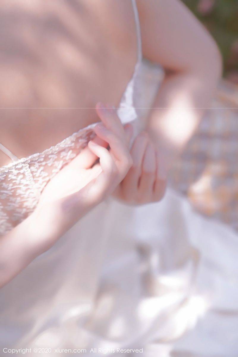 秀人网性感女神沈梦瑶室外草地外景吊裙系列大尺度写真-30