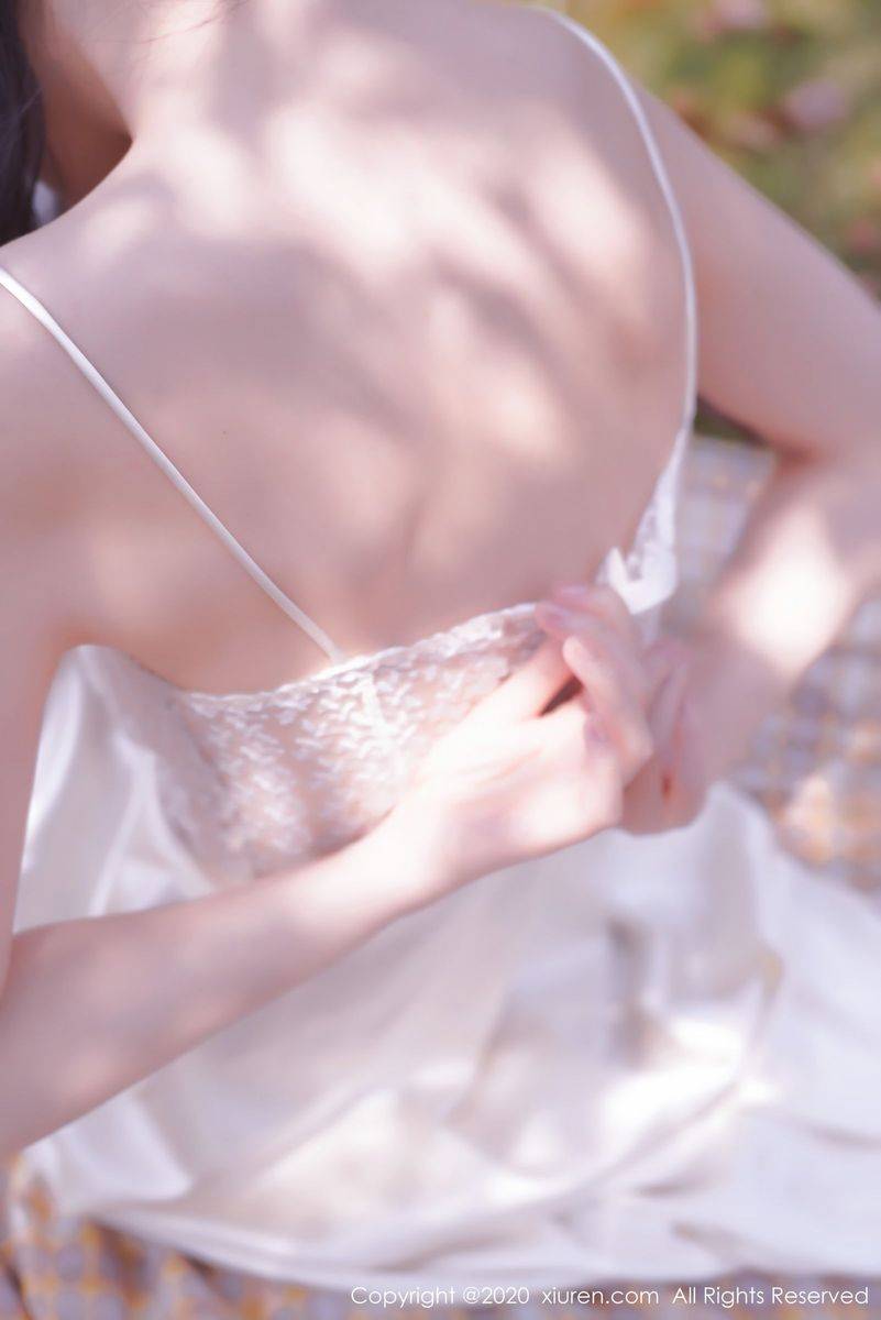 秀人网性感女神沈梦瑶室外草地外景吊裙系列大尺度写真-31