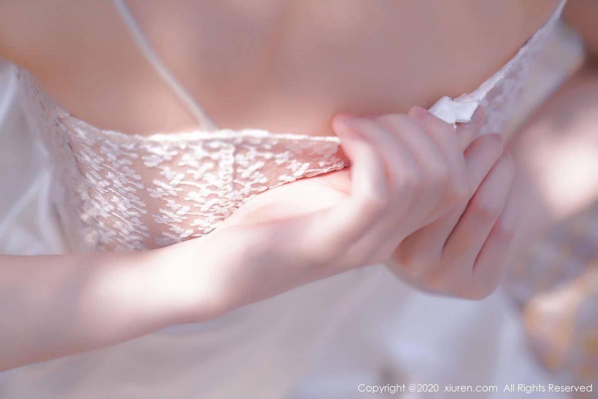 秀人网性感女神沈梦瑶室外草地外景吊裙系列大尺度写真-29