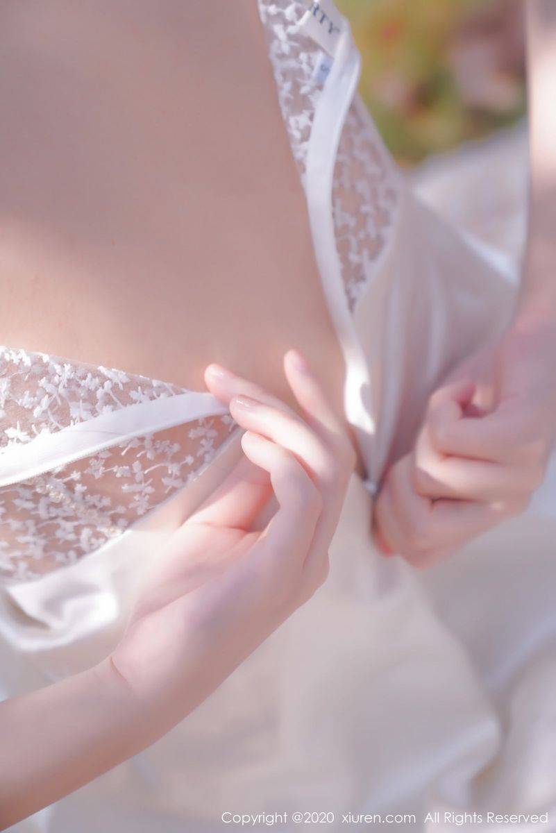 秀人网性感女神沈梦瑶室外草地外景吊裙系列大尺度写真-32