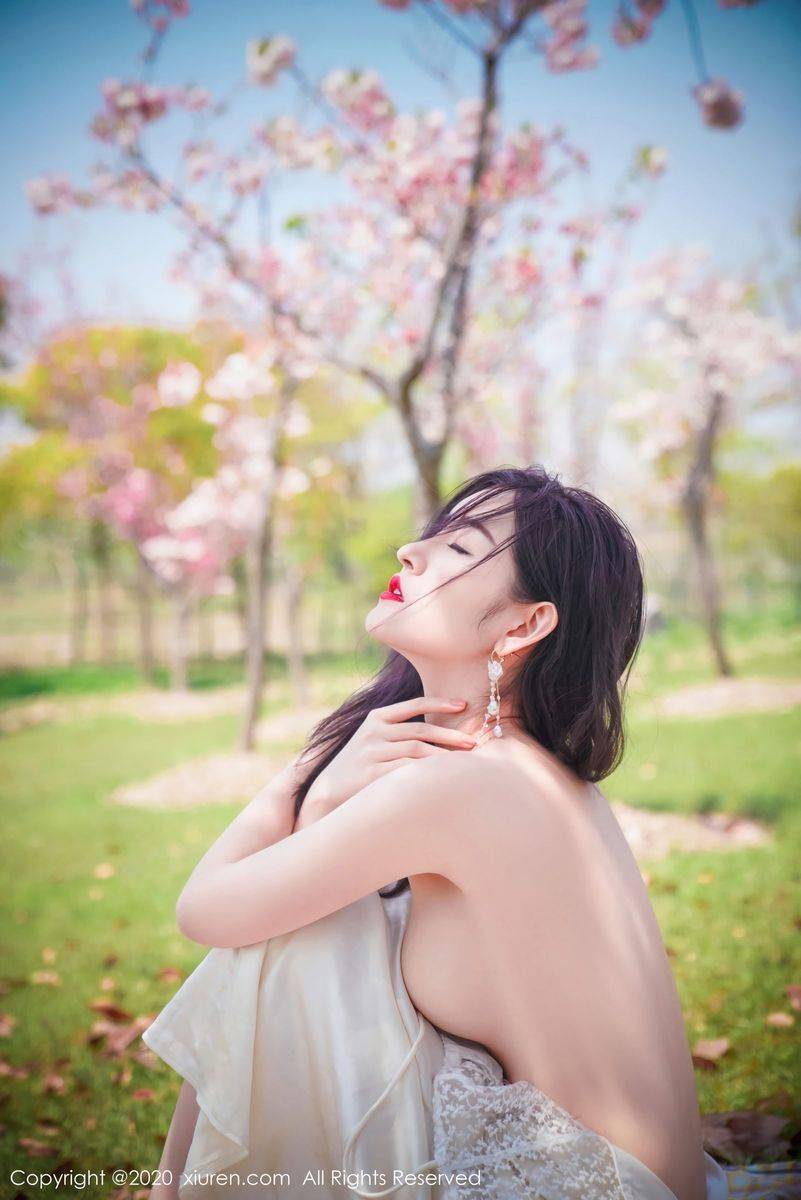 秀人网性感女神沈梦瑶室外草地外景吊裙系列大尺度写真-37