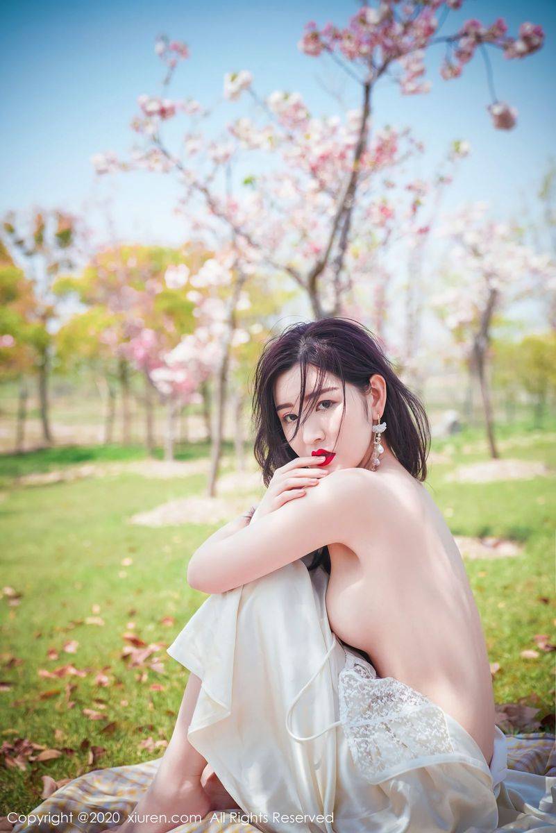 秀人网性感女神沈梦瑶室外草地外景吊裙系列大尺度写真-36