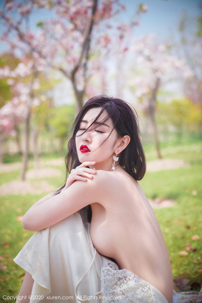 秀人网性感女神沈梦瑶室外草地外景吊裙系列大尺度写真-35