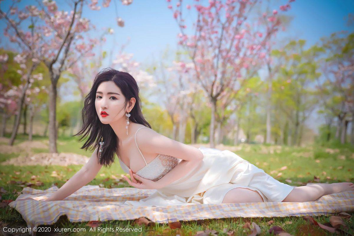 秀人网性感女神沈梦瑶室外草地外景吊裙系列大尺度写真-45