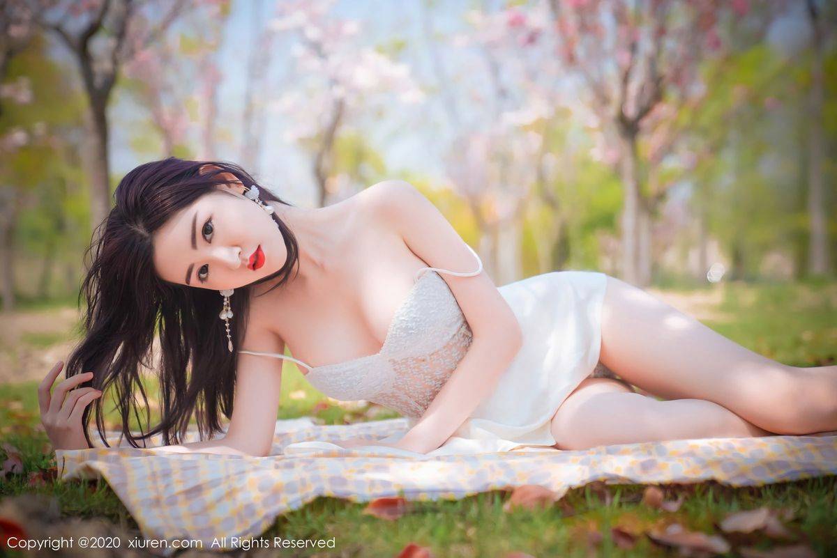 秀人网性感女神沈梦瑶室外草地外景吊裙系列大尺度写真-51