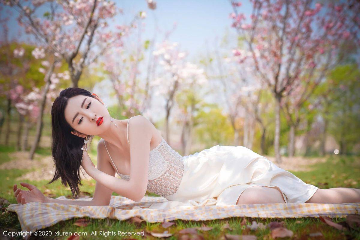 秀人网性感女神沈梦瑶室外草地外景吊裙系列大尺度写真-49