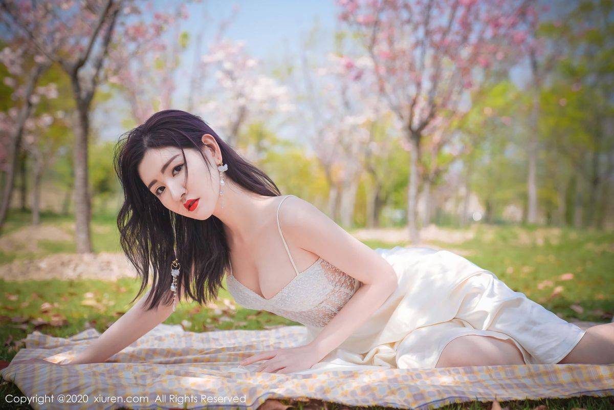 秀人网性感女神沈梦瑶室外草地外景吊裙系列大尺度写真-52