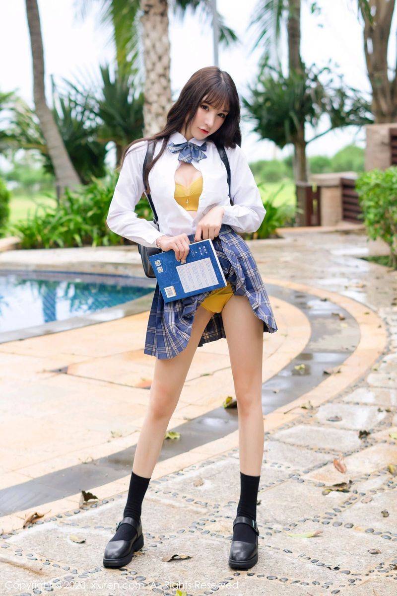 秀人网性感女神周于希Sandy清纯学生制服内衣诱惑三亚旅拍-9