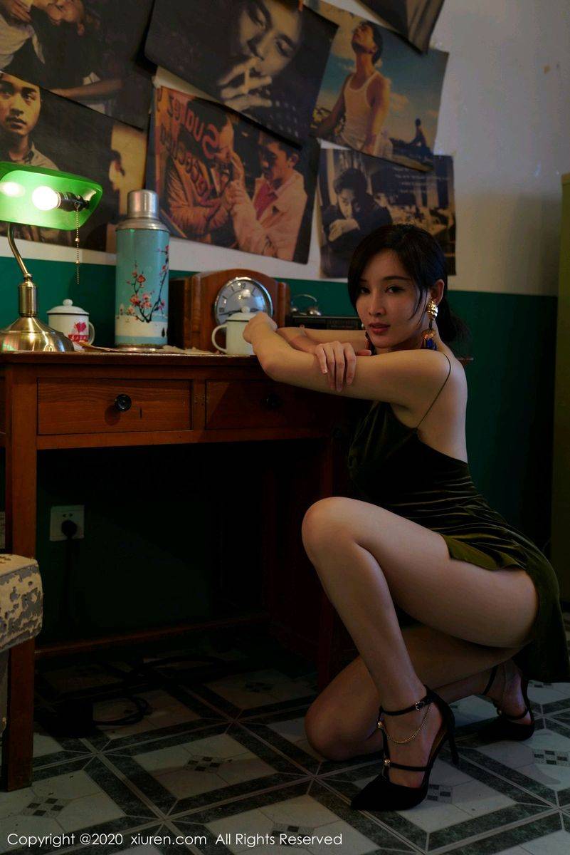 秀人网性感女神周妍希御姐气息翘臀美腿港风系列私房写真-26