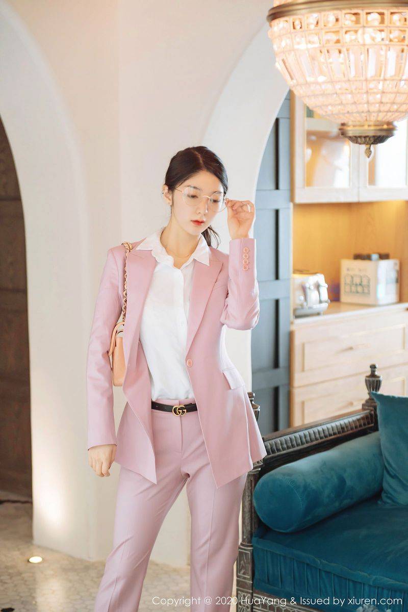 花漾SHOW性感女神Angela小热巴粉红西装黑丝内衣云南旅拍