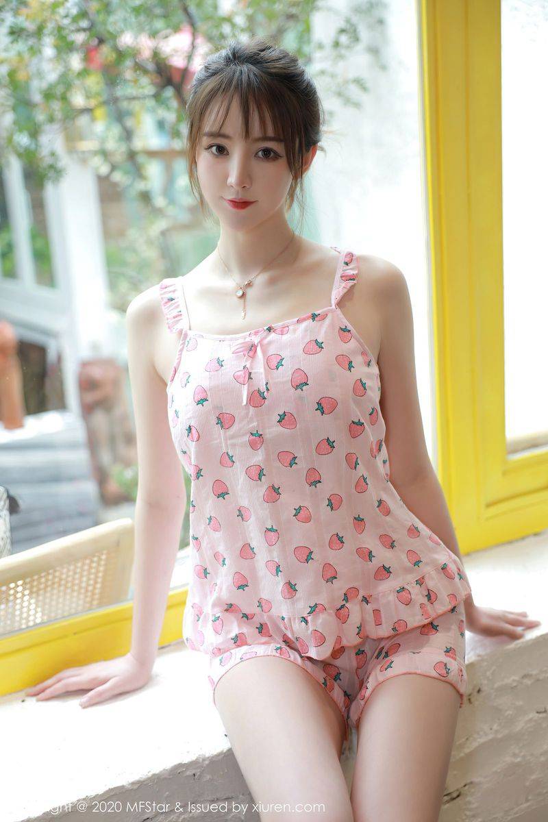 模范学院美女模特yoo优优纤纤细腿草莓居家服性感大理旅拍