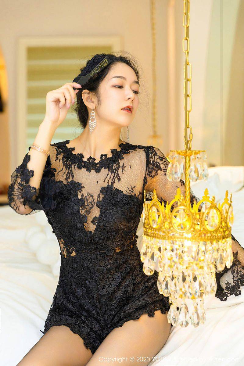 尤蜜荟性感女神Angela小热巴黑丝美腿内衣诱惑大理撩人旅拍-36