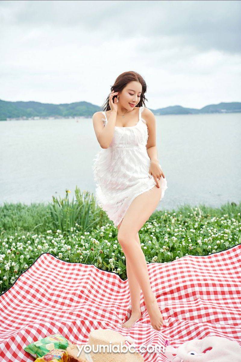 YOUMI尤美美女模特筱慧Icon吊带素色长裙户外踏青稚嫩写真-24