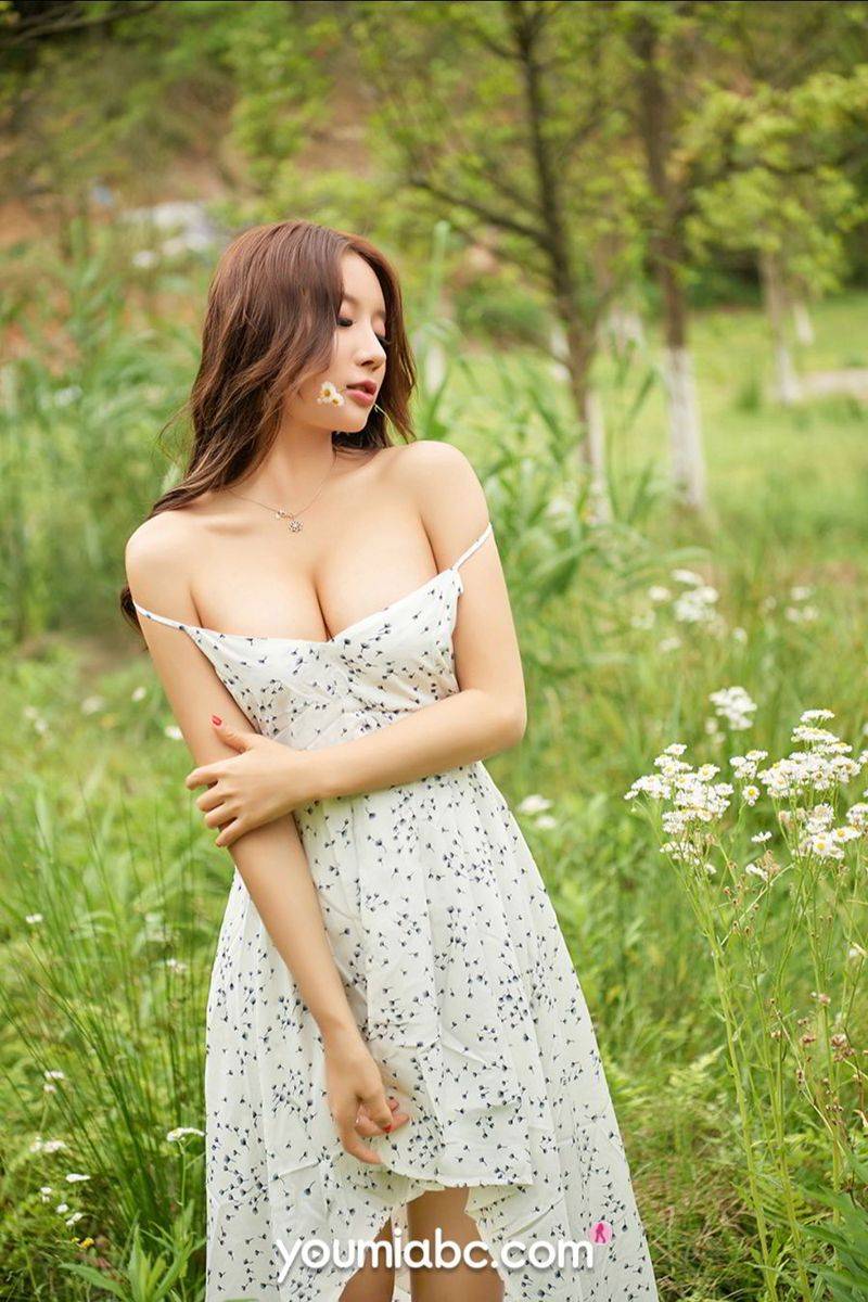 YOUMI尤美美女模特筱慧Icon吊带素色长裙户外踏青稚嫩写真-45