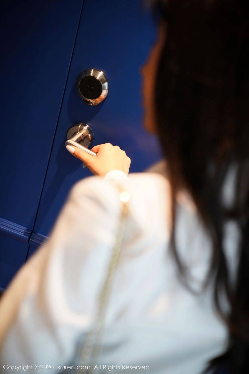 秀人网性感女神奥莉白衬衫黑丝美腿职场OL女秘书装扮写真-4