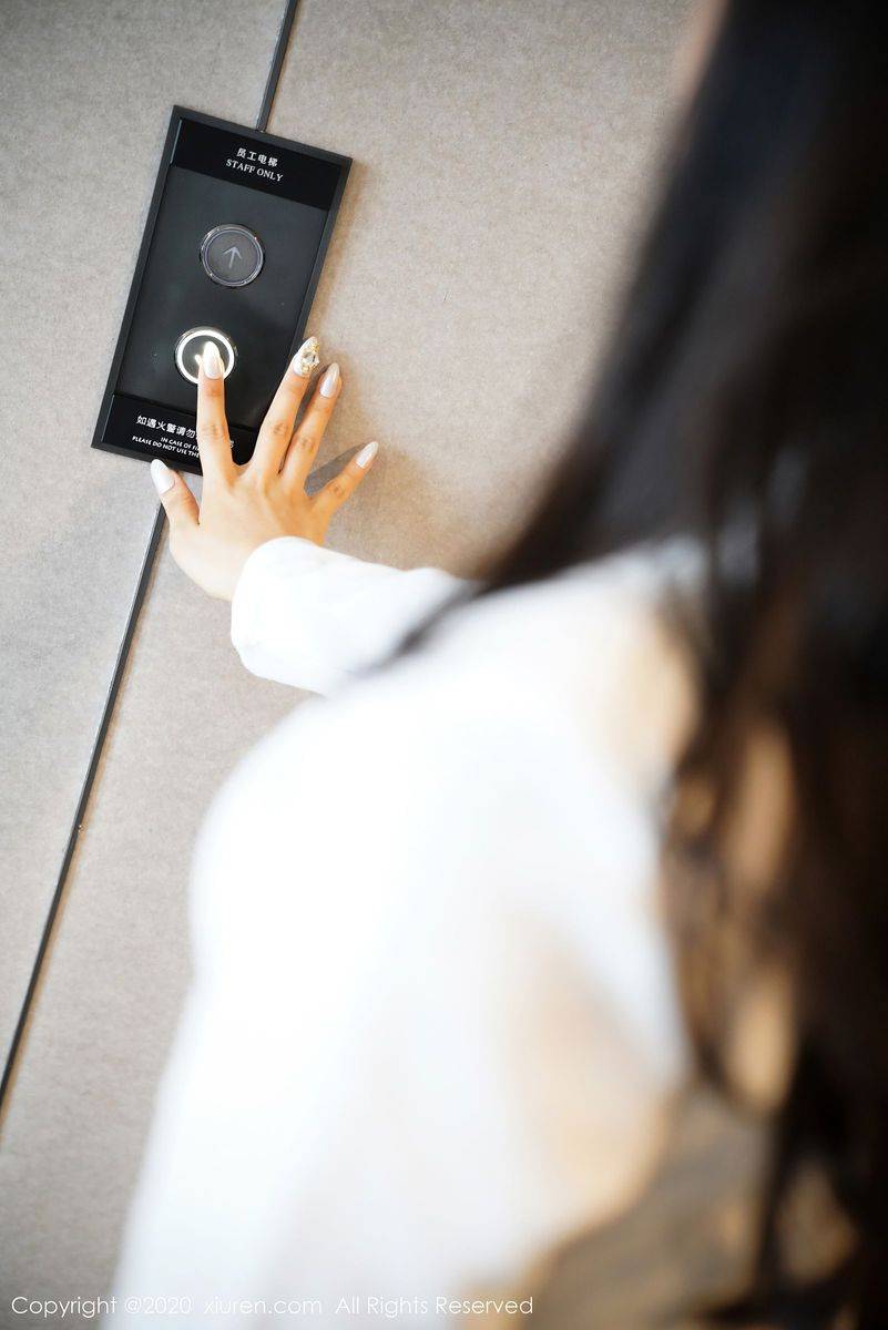 秀人网性感女神奥莉白衬衫黑丝美腿职场OL女秘书装扮写真-12