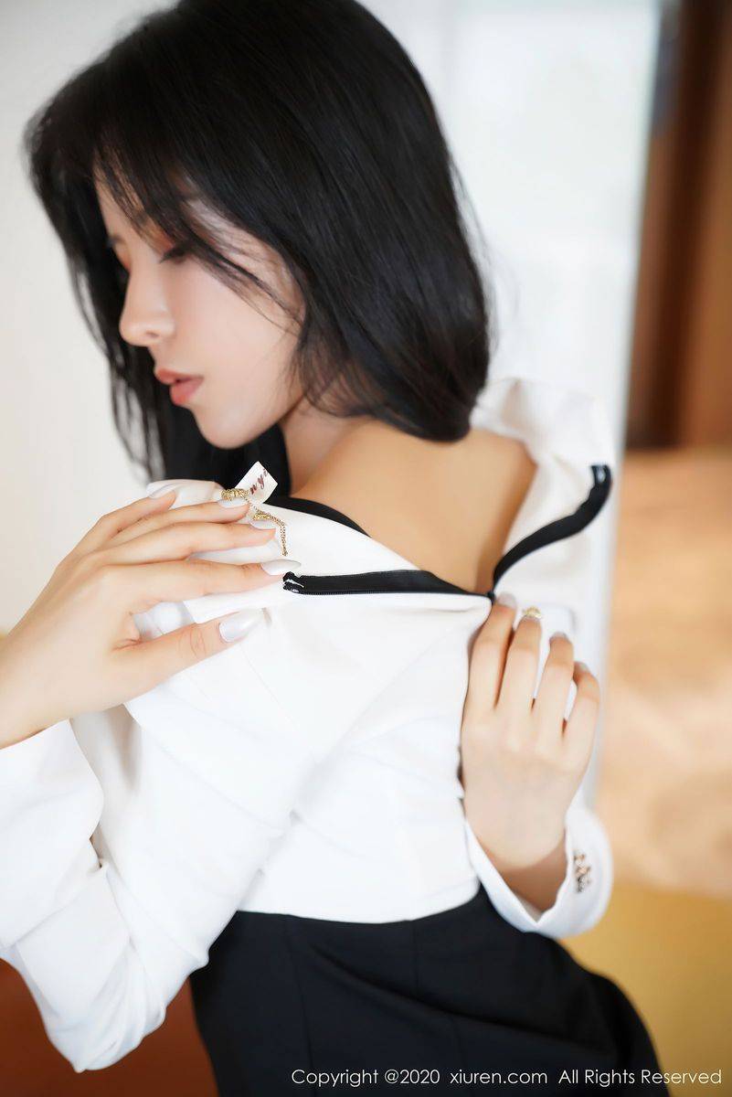 秀人网性感女神奥莉白衬衫黑丝美腿职场OL女秘书装扮写真-14