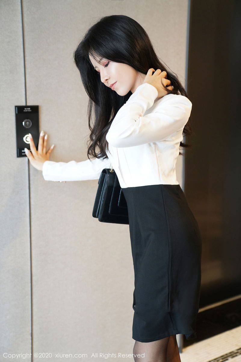 秀人网性感女神奥莉白衬衫黑丝美腿职场OL女秘书装扮写真-23