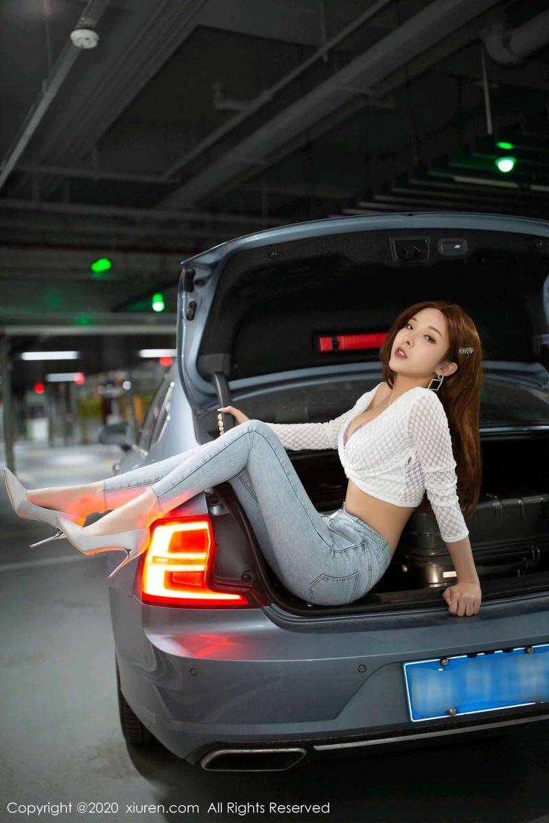 秀人网性感女神陈小喵丝袜美腿停车场牛仔裤车拍系列写真-7