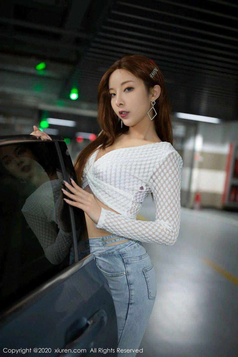 秀人网性感女神陈小喵丝袜美腿停车场牛仔裤车拍系列写真-34