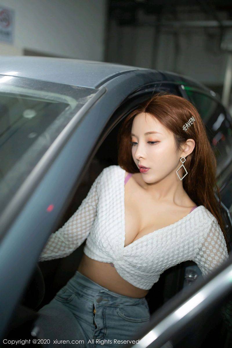 秀人网性感女神陈小喵丝袜美腿停车场牛仔裤车拍系列写真-56