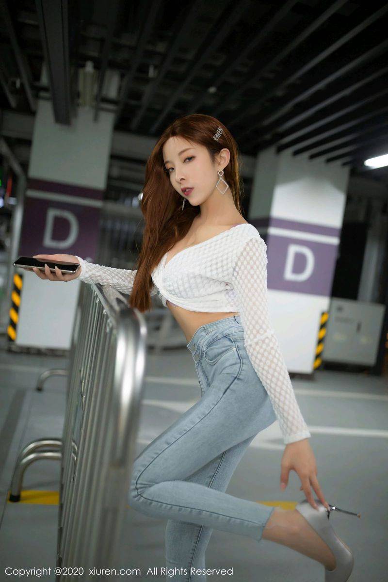 秀人网性感女神陈小喵丝袜美腿停车场牛仔裤车拍系列写真-64