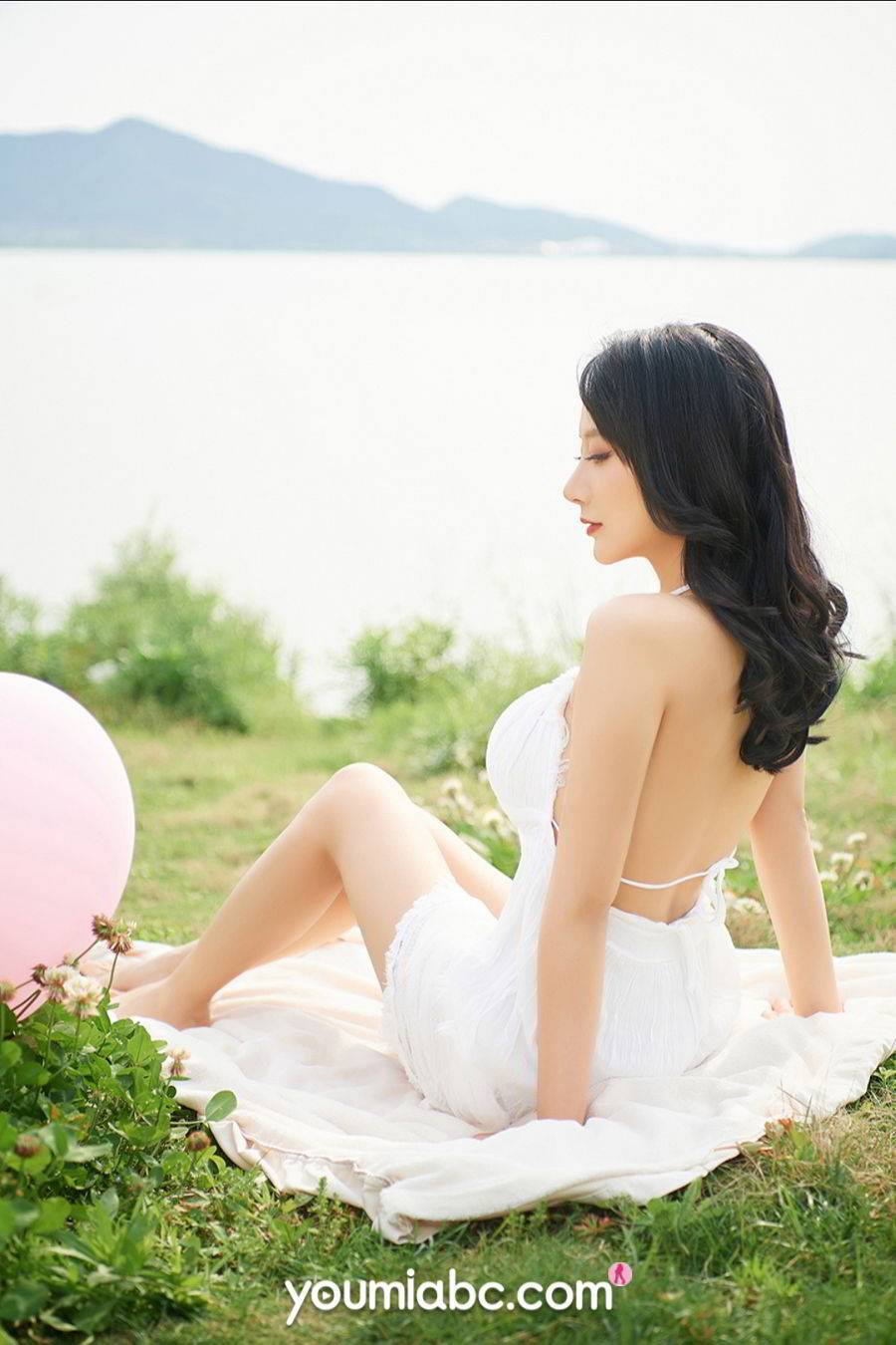 YOUMI尤美美女模特何嘉颖洁白长裙芳菲妩媚户外魅力写真-13