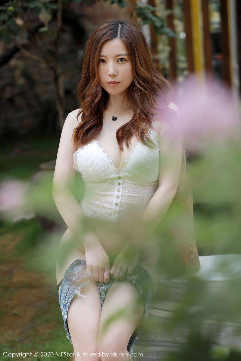 模范学院美女模特白茹雪Abby运动内衣与黑丝私房大理旅拍-30