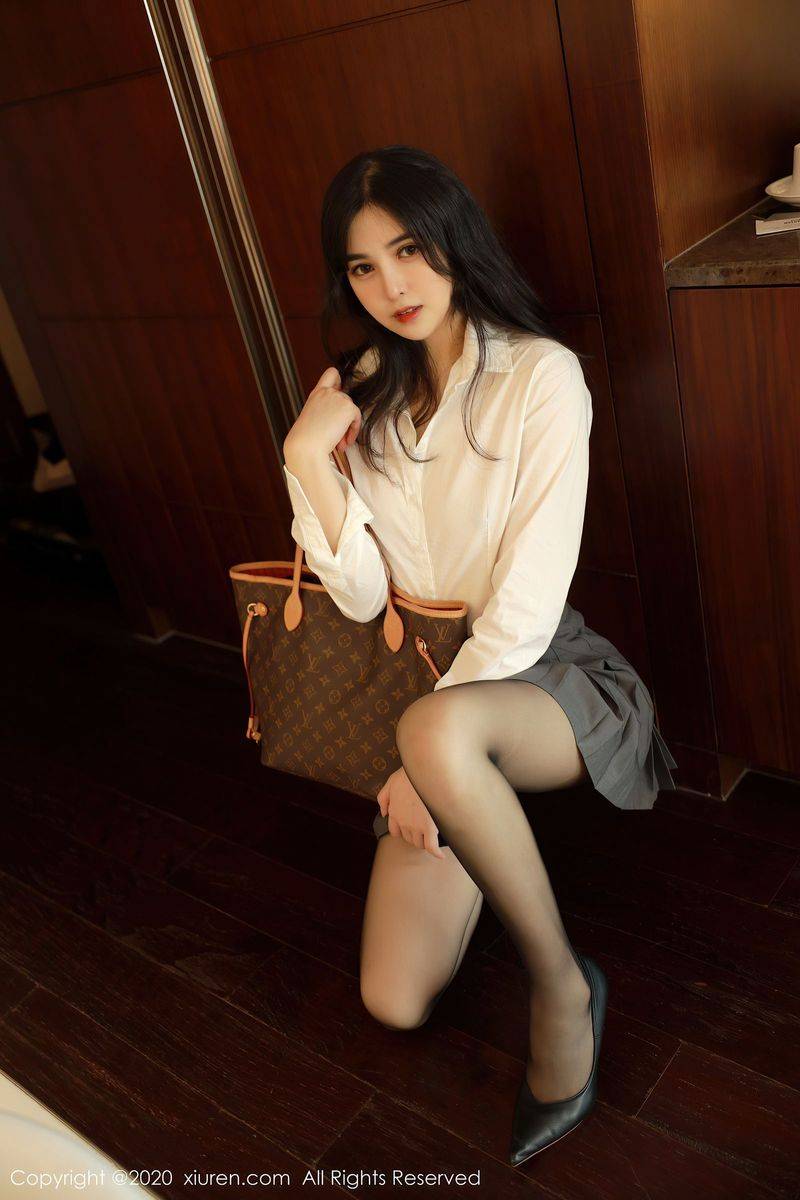 秀人网新人模特韩静安白衬衫黑丝美腿明艳动人性感写真-5