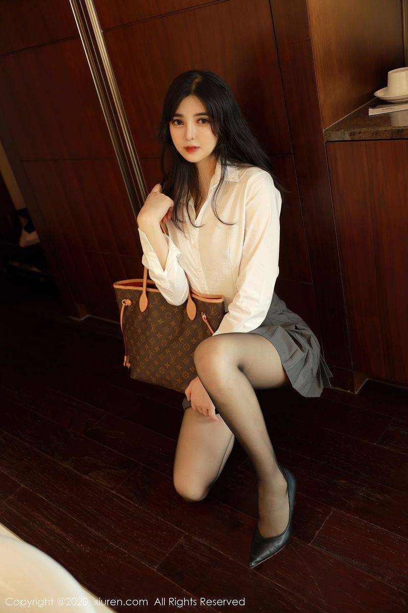 秀人网新人模特韩静安白衬衫黑丝美腿明艳动人性感写真-6