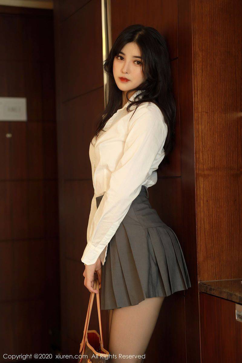 秀人网新人模特韩静安白衬衫黑丝美腿明艳动人性感写真-40