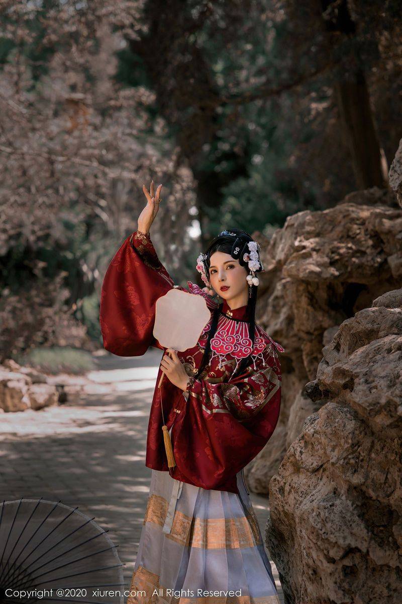 秀人网新晋嫩模小蛮妖x黑丝美腿魔鬼身材花色旗袍妖娆写真