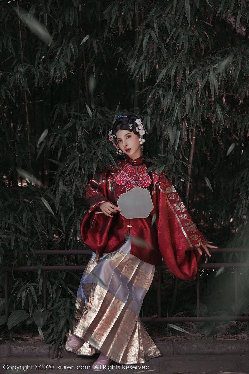 秀人网新晋嫩模小蛮妖x黑丝美腿魔鬼身材花色旗袍妖娆写真-34