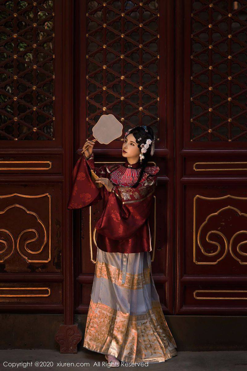 秀人网新晋嫩模小蛮妖x黑丝美腿魔鬼身材花色旗袍妖娆写真-56