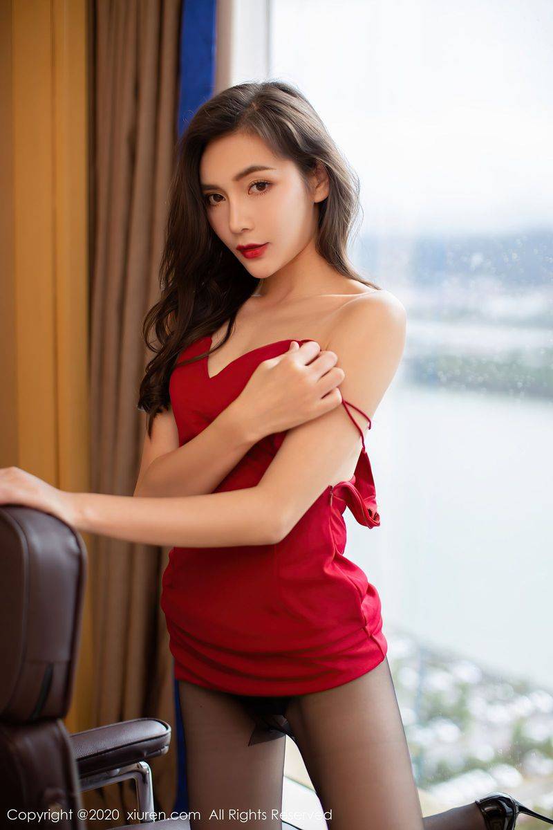 秀人网新人嫩模夏玥艳丽吊裙与黑丝魅惑系列首套性感写真-15