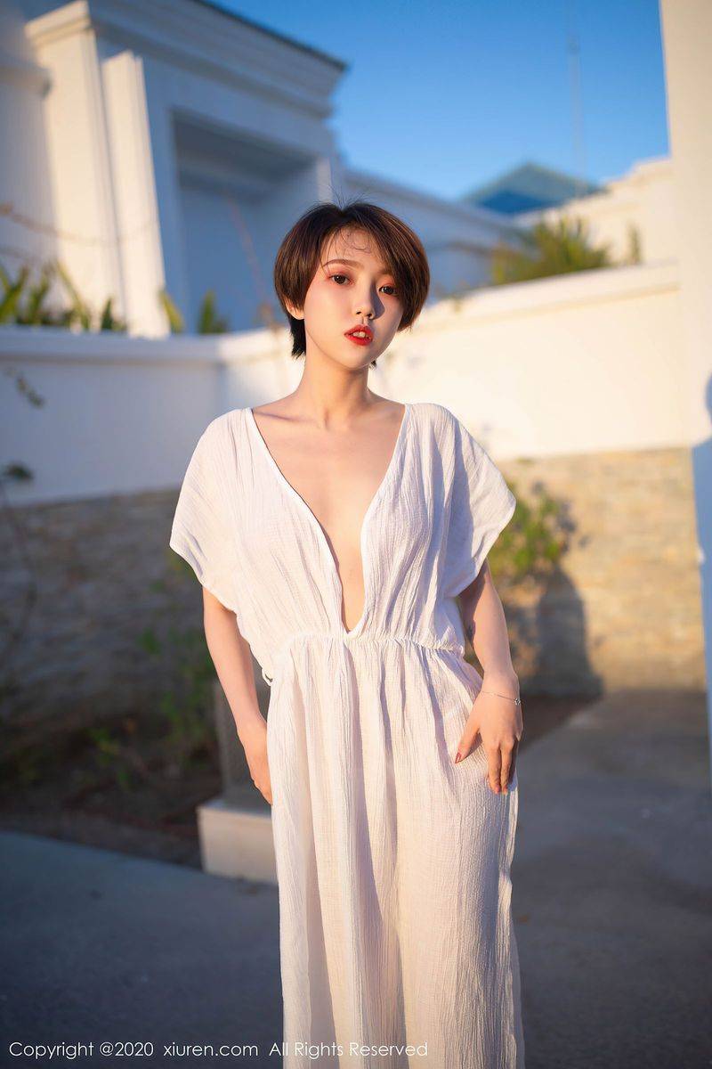 秀人网美女模特冯木木LRIS白色睡衣与蕾丝内衣北非旅拍