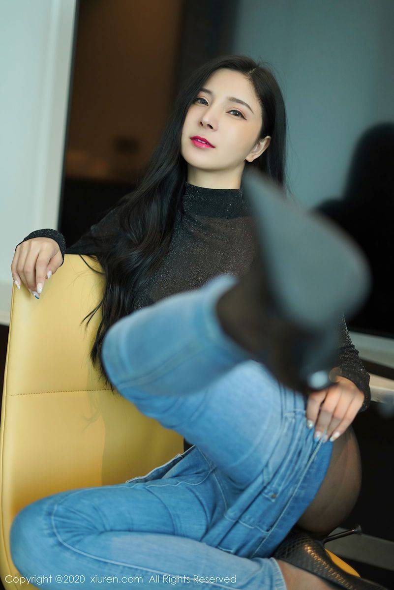 秀人网美女模特小蛮妖x性感牛仔裤与黑丝美腿OL风格写真