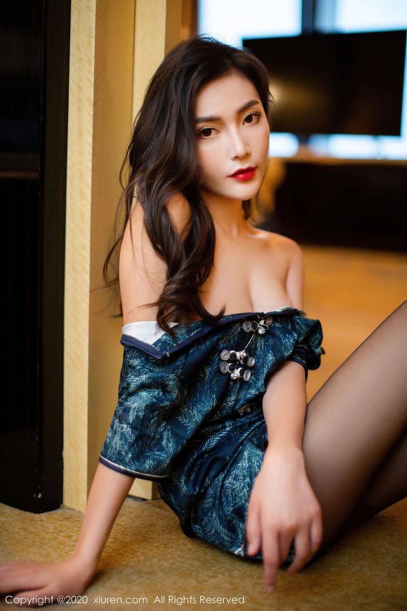 秀人网新人嫩模夏玥古典韵味旗袍与现代黑丝系列诱人写真-14