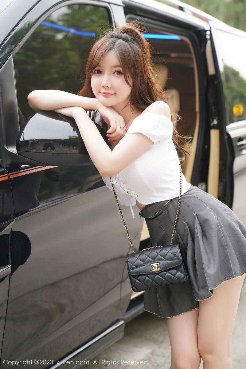 秀人网美女模特糯美子Mini经典短裙室外商务车车拍系列套图