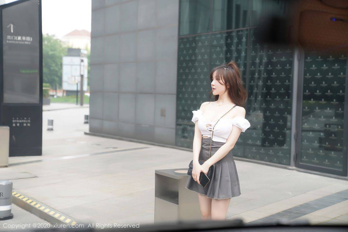 秀人网美女模特糯美子Mini经典短裙室外商务车车拍系列套图-3