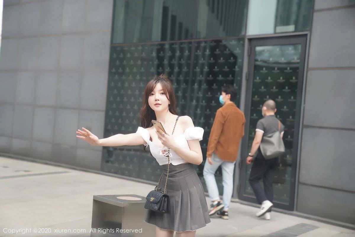 秀人网美女模特糯美子Mini经典短裙室外商务车车拍系列套图-58