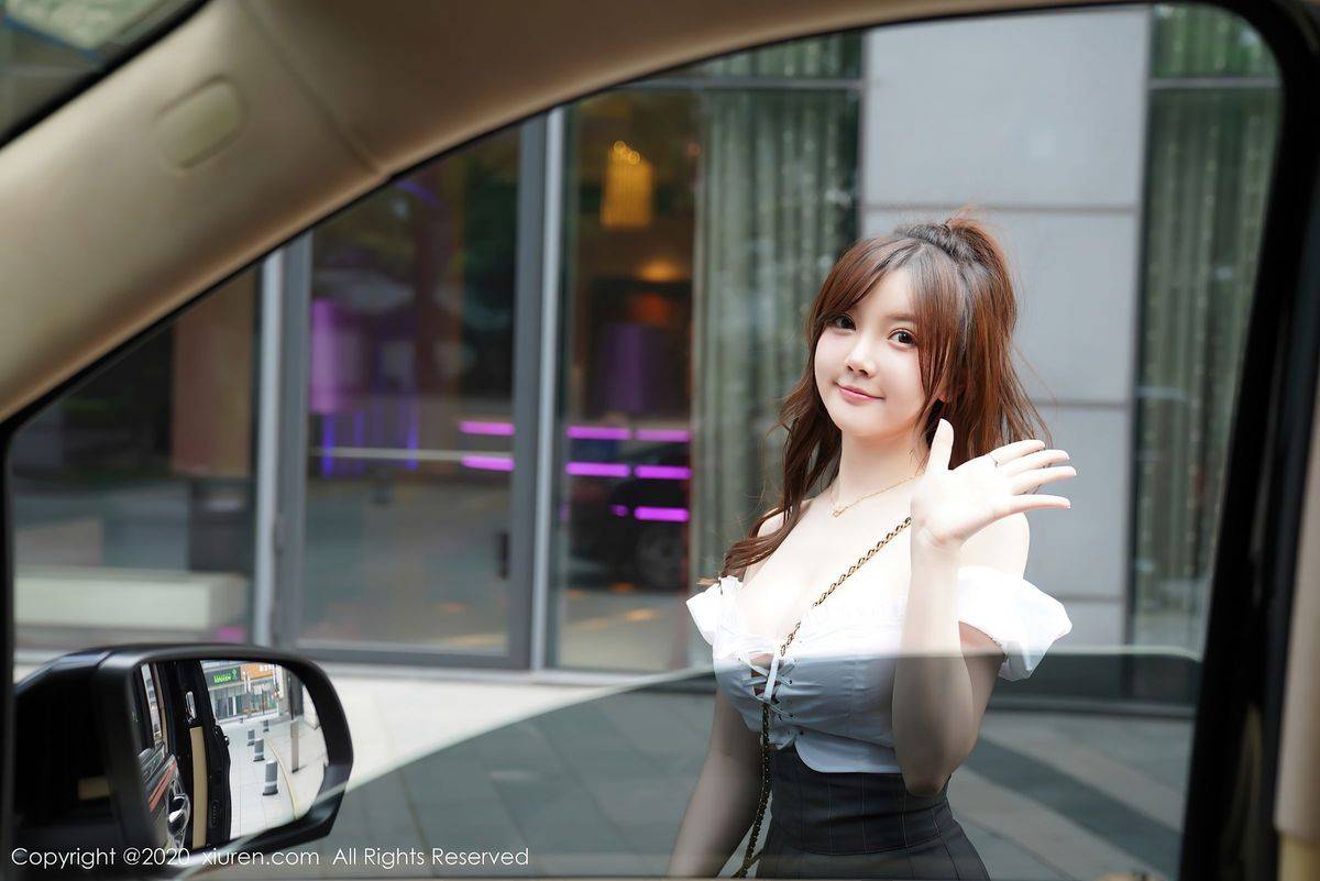 秀人网美女模特糯美子Mini经典短裙室外商务车车拍系列套图-59