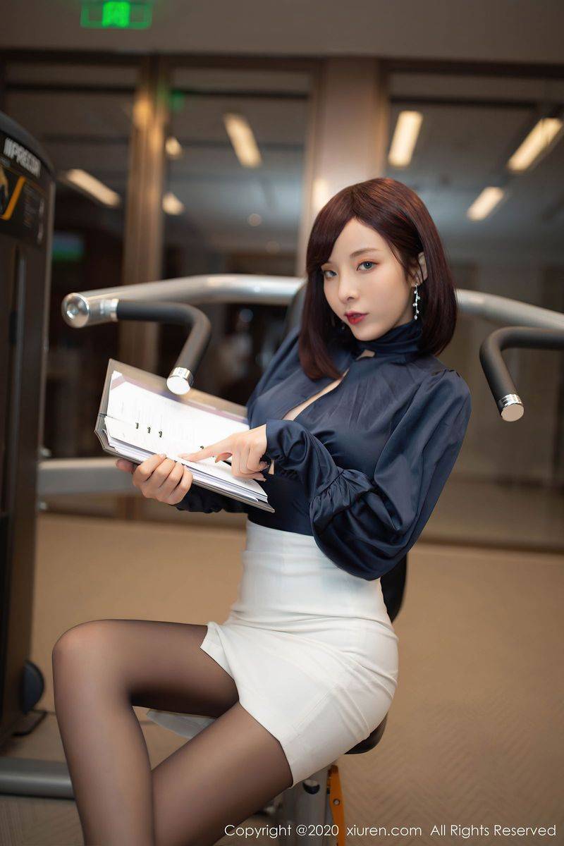 秀人网美女模特陈小喵健身房私教销售黑丝美腿主题写真-24