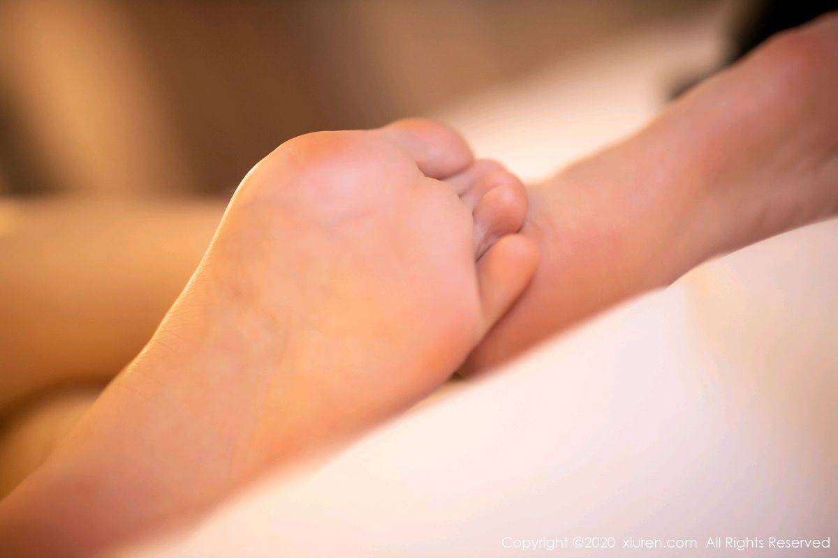 秀人网性感女神杨晨晨sugar黑丝美腿与典雅礼裙娇柔足量写真-113