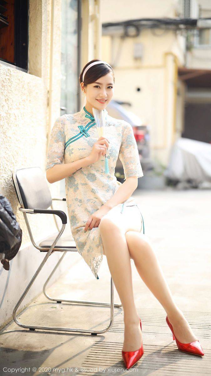 美媛馆美女模特方子萱古典旗袍与现代丝袜高挑身姿套图-10