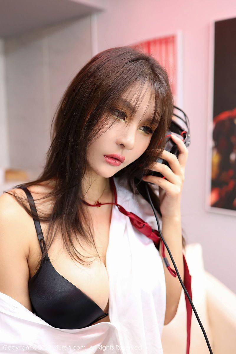 秀人网性感女神Emily顾奈奈酱不良校花黑丝美腿系列娇媚写真-19